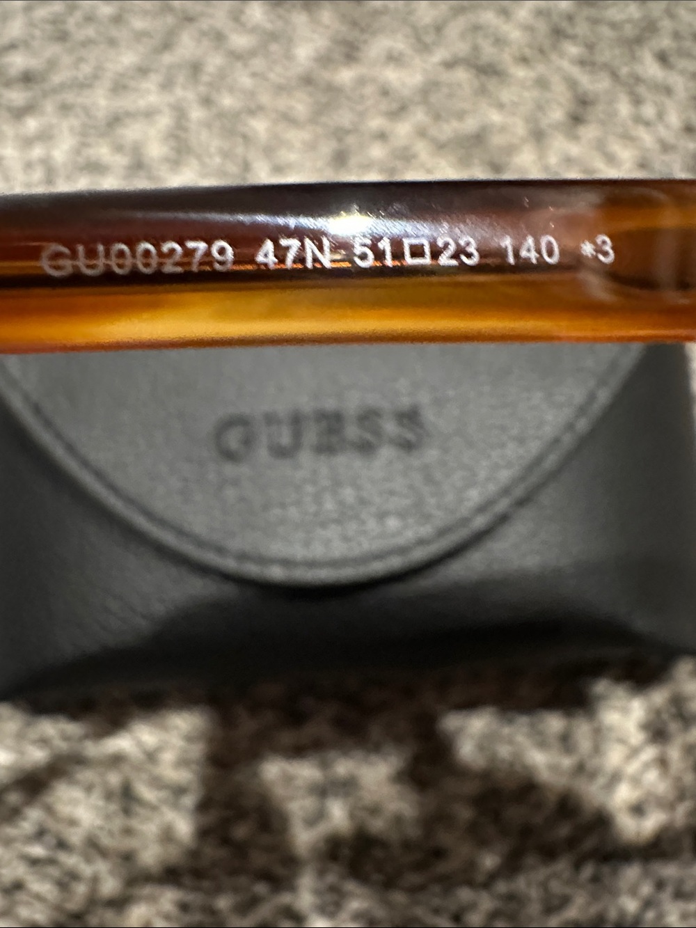 😎NWOT Guess Tortoiseshell Sunglasses with Black Lenses - Picture 3 of 7
